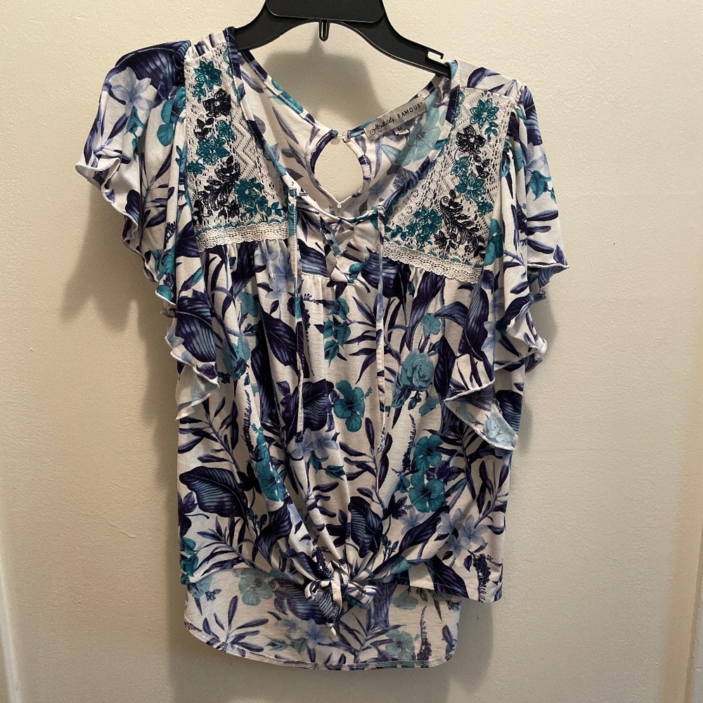 Almost Famous size M flowered top GC